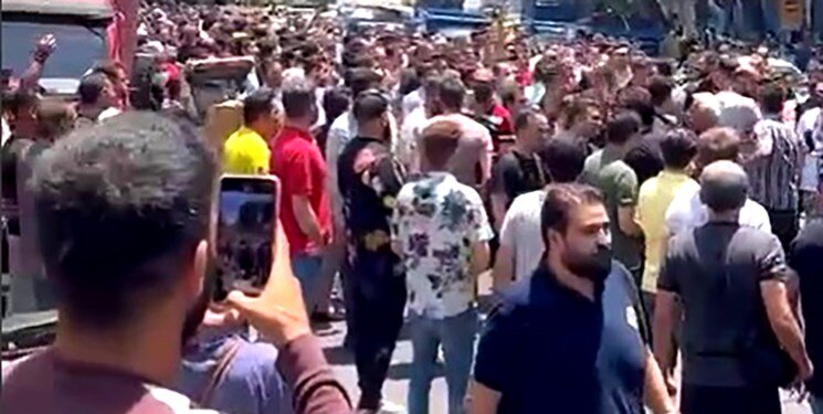 گزارشی از تجمع امروز بازاریان تهران در صداوسیما گزارشی از تجمع امروز بازاریان تهران در صداوسیما