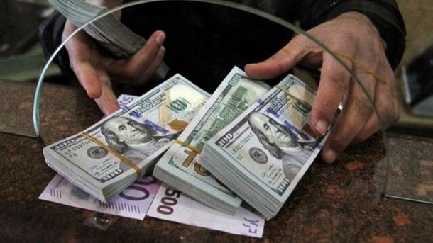 آغاز فروش ۱۰۰۰ دلار ارز سهمیهای در شعب ۲ بانک آغاز فروش ۱۰۰۰ دلار ارز سهمیهای در شعب ۲ بانک